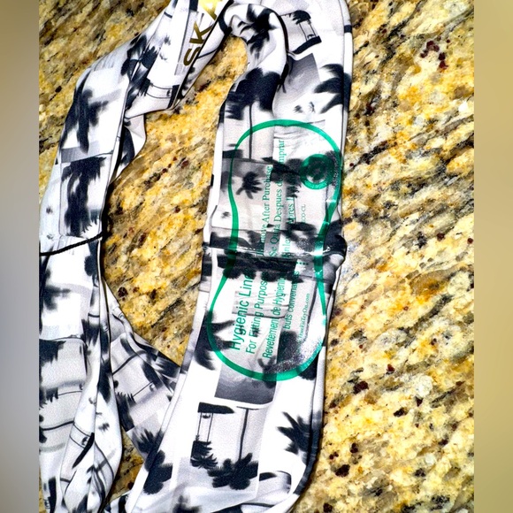 SKATIE MEDIUM - Picture 2 of 3